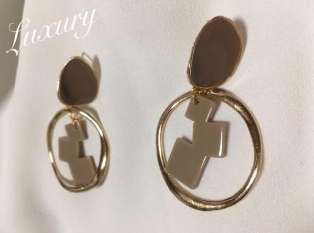 フープデザインピアス【新品】Brownブラウン茶×Goldゴールド < 女性アクセサリー/時計 フープデザインピアス【新品】Brownブラウン茶×Goldゴールド < 女性アクセサリー/時計の