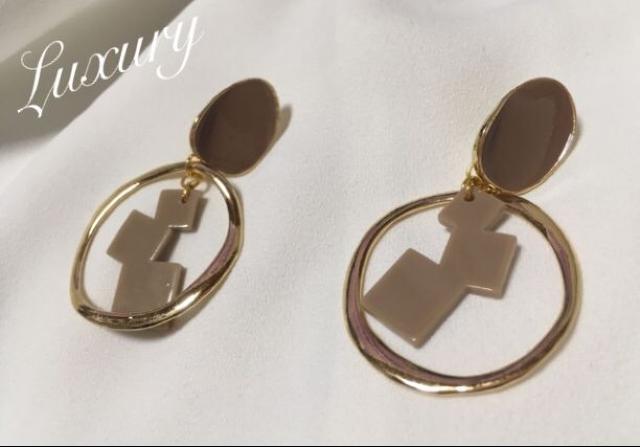 フープデザインピアス【新品】Brownブラウン茶×Goldゴールド < 女性アクセサリー/時計 フープデザインピアス【新品】Brownブラウン茶×Goldゴールド < 女性アクセサリー/時計の