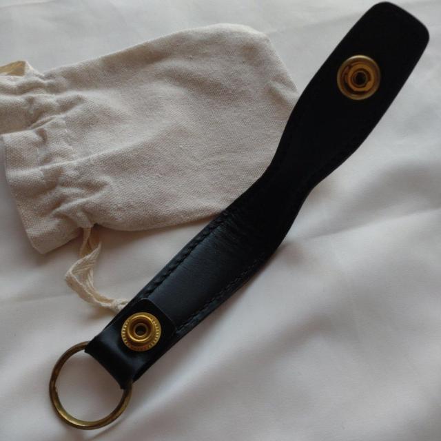 牛革ブラックレザーキーホルダー < 男性ファッション 牛革ブラックレザーキーホルダー < 男性ファッションの