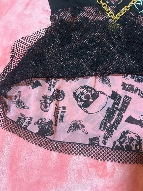 d.i.a. ジッパー チェーンチャーム付き 網レース スカルプリントピンクシフォンキャミ 新品未使用 < ブランド  d.i.a. ジッパー チェーンチャーム付き 網レース スカルプリントピンクシフォンキャミ 新品未使用 < ブランドの