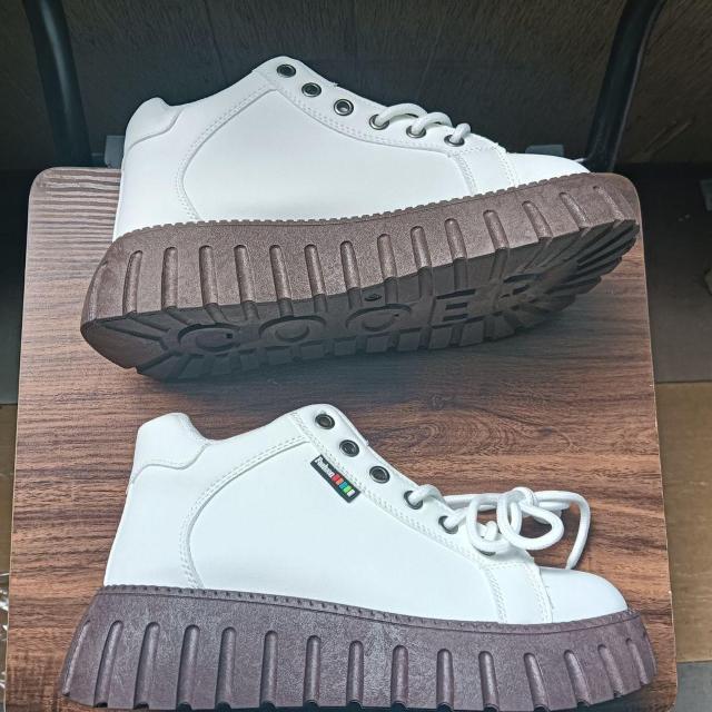 新品 23.5cm レディース スニーカー ホワイト シューズ 靴 カジュアル < 女性ファッション  新品 23.5cm レディース スニーカー ホワイト シューズ 靴 カジュアル < 女性ファッションの