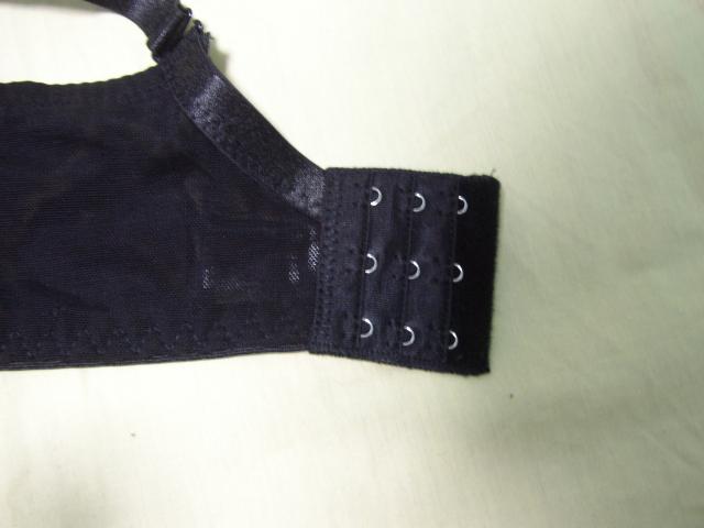 ブラックにパープル花柄刺繍使いお洒落なC70Mワイヤー入り < 女性ファッション  ブラックにパープル花柄刺繍使いお洒落なC70Mワイヤー入り < 女性ファッションの