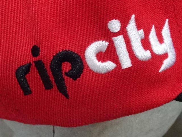 【Mitchell & Ness】  NBAブレイザーズ 【RIP CITY】 ロゴ刺繍入り キャップ < 男性ファッション  【Mitchell & Ness】  NBAブレイザーズ 【RIP CITY】 ロゴ刺繍入り キャップ < 男性ファッションの