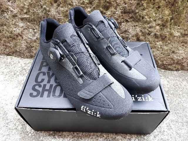 フィジーク fi'zi:k R5B UOMO(メンズ)BOAシューズ ブラック/グレー < レジャー/スポーツ フィジーク fi'zi:k R5B UOMO(メンズ)BOAシューズ ブラック/グレー < レジャー/スポーツの