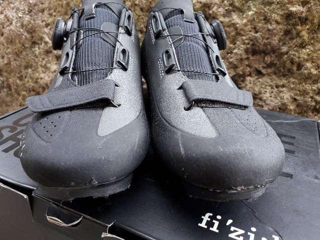 フィジーク fi'zi:k R5B UOMO(メンズ)BOAシューズ ブラック/グレー < レジャー/スポーツ フィジーク fi'zi:k R5B UOMO(メンズ)BOAシューズ ブラック/グレー < レジャー/スポーツの