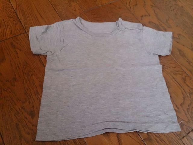 80 グレーの無地のTシャツ < キッズ/ベビー  80 グレーの無地のTシャツ  < キッズ/ベビーの