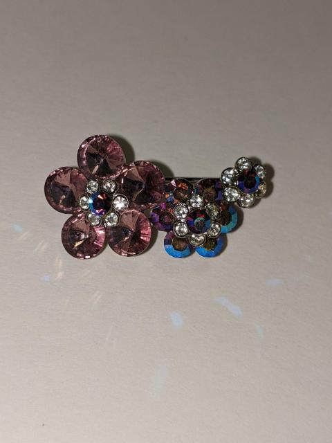 新品 お花三連 ピンブローチ ピンク スワロフスキー < 女性アクセサリー/時計  新品 お花三連 ピンブローチ ピンク スワロフスキー  < 女性アクセサリー/時計の