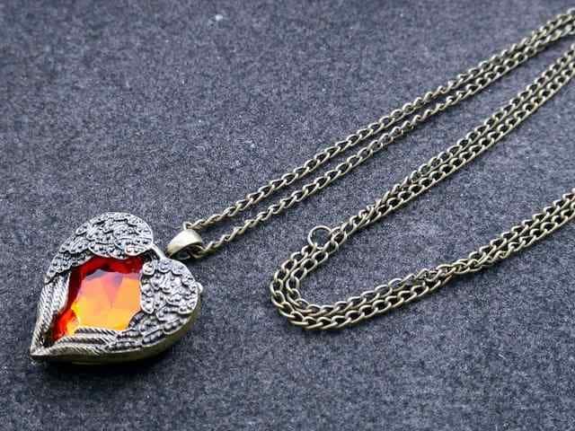 新品 アンティーク調赤いハート翼ネックレス < 女性アクセサリー/時計  新品 アンティーク調赤いハート翼ネックレス  < 女性アクセサリー/時計の