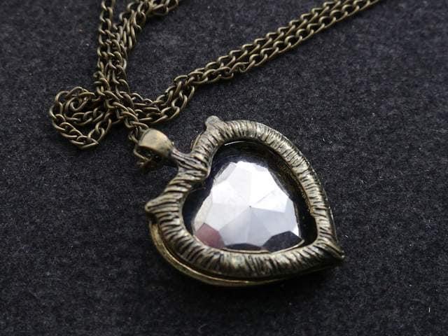 新品 アンティーク調赤いハート翼ネックレス < 女性アクセサリー/時計  新品 アンティーク調赤いハート翼ネックレス < 女性アクセサリー/時計の