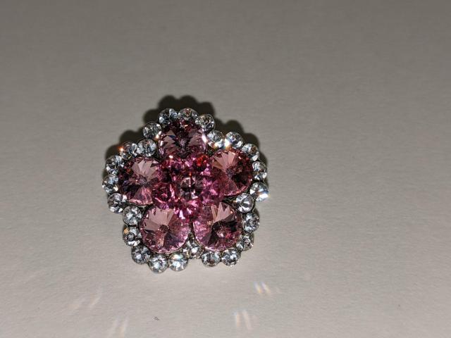 新品 お花 ミニ ブローチ ピンク スワロフスキー 1 < 女性アクセサリー/時計  新品 お花 ミニ ブローチ ピンク スワロフスキー 1  < 女性アクセサリー/時計の