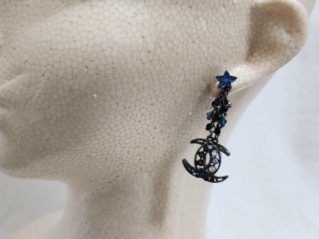 正規 アナスイ クレセントムーン ピアス ビジューストーン青 チェーンフリンジ ハーフムーン スター 月 星 ラージL 左右セット < ブランド  正規 アナスイ クレセントムーン ピアス ビジューストーン青 チェーンフリンジ ハーフムーン スター 月 星 ラージL 左右セット < ブランドの