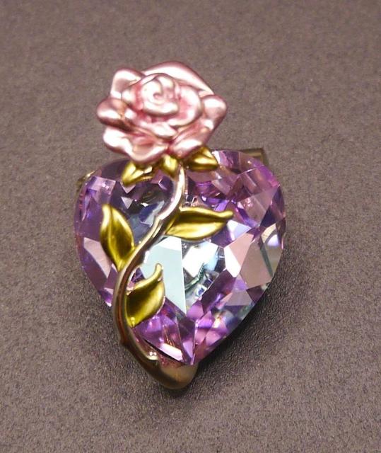 新品アンティーク調きらきらオーロラストーン ハート 薔薇 ミニブローチ < 女性アクセサリー/時計  新品アンティーク調きらきらオーロラストーン ハート 薔薇 ミニブローチ  < 女性アクセサリー/時計の