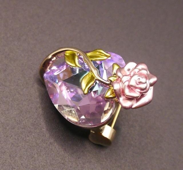 新品アンティーク調きらきらオーロラストーン ハート 薔薇 ミニブローチ < 女性アクセサリー/時計  新品アンティーク調きらきらオーロラストーン ハート 薔薇 ミニブローチ < 女性アクセサリー/時計の