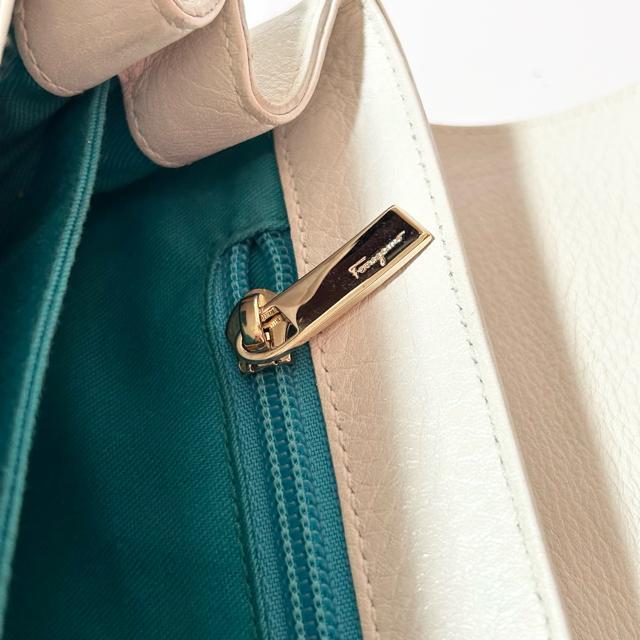 美品 Salvatore Ferragamo フェラガモ ハンドバッグ FI-21 4402 ホワイト レザー ガンチーニ < ブランド 美品 Salvatore Ferragamo フェラガモ ハンドバッグ FI-21 4402 ホワイト レザー ガンチーニ < ブランドの