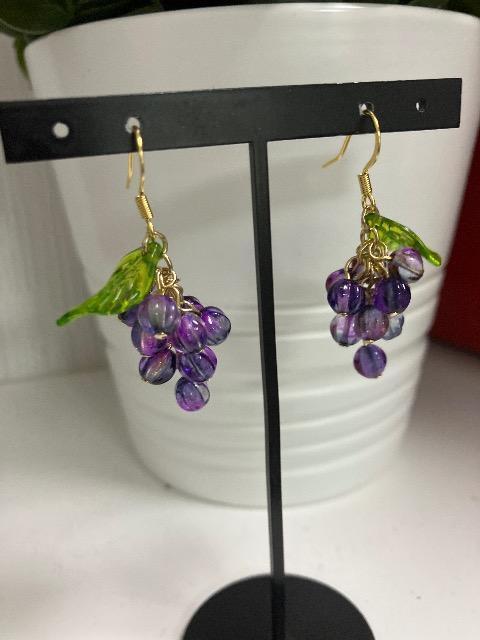 ハンドメイド チェコブレス メロンを使用したぶどうのピアス パープル < 女性ファッション  ハンドメイド チェコブレス メロンを使用したぶどうのピアス パープル  < 女性ファッションの