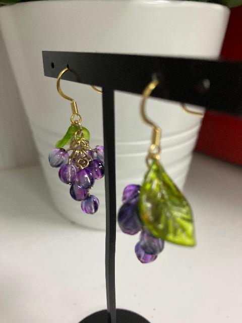 ハンドメイド チェコブレス メロンを使用したぶどうのピアス パープル < 女性ファッション  ハンドメイド チェコブレス メロンを使用したぶどうのピアス パープル < 女性ファッションの