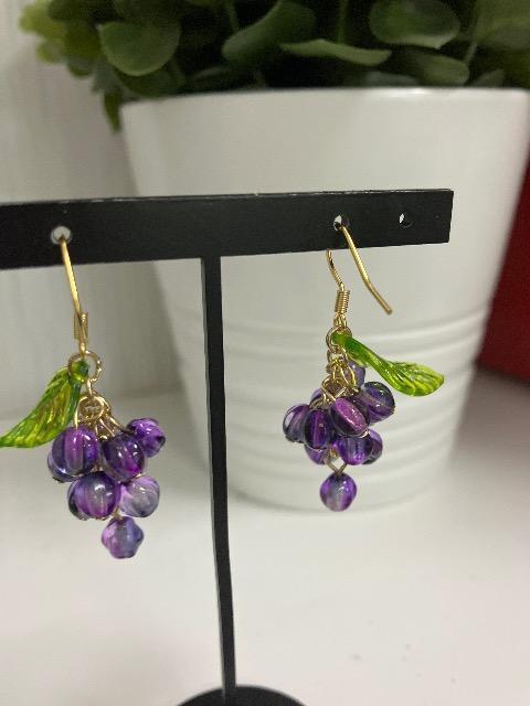 ハンドメイド チェコブレス メロンを使用したぶどうのピアス パープル < 女性ファッション  ハンドメイド チェコブレス メロンを使用したぶどうのピアス パープル < 女性ファッションの