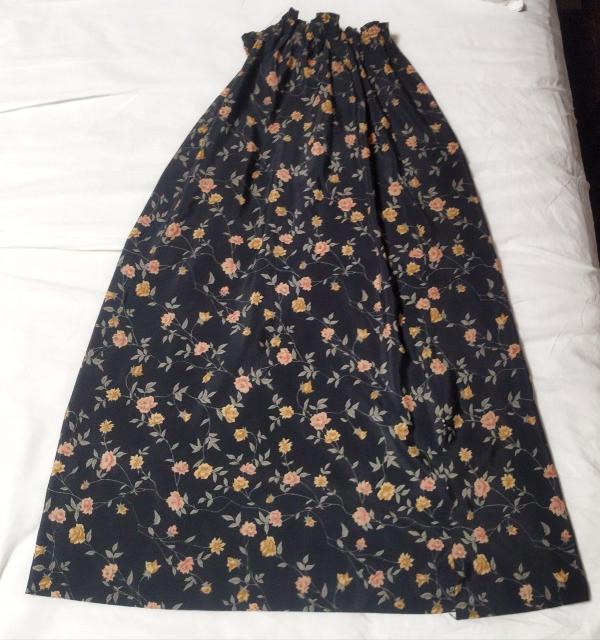 花柄ロングスカート 黒 ウエストゴム スリット有り < 女性ファッション 花柄ロングスカート 黒 ウエストゴム スリット有り < 女性ファッションの