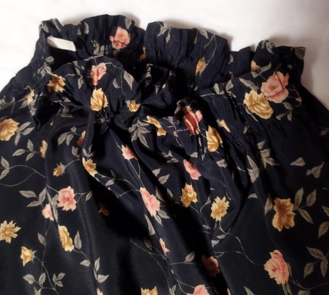 花柄ロングスカート 黒 ウエストゴム スリット有り < 女性ファッション 花柄ロングスカート 黒 ウエストゴム スリット有り < 女性ファッションの