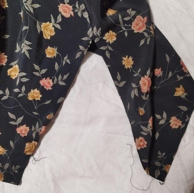 花柄ロングスカート 黒 ウエストゴム スリット有り < 女性ファッション 花柄ロングスカート 黒 ウエストゴム スリット有り < 女性ファッションの