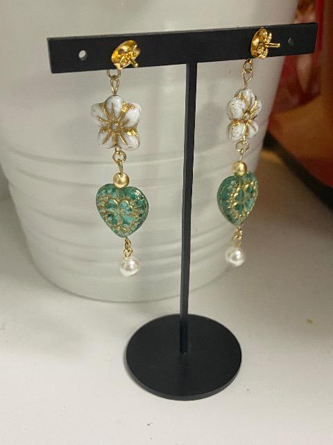 ハンドメイド チェコビーズ ハートと花のピアス < 女性ファッション ハンドメイド チェコビーズ ハートと花のピアス < 女性ファッションの