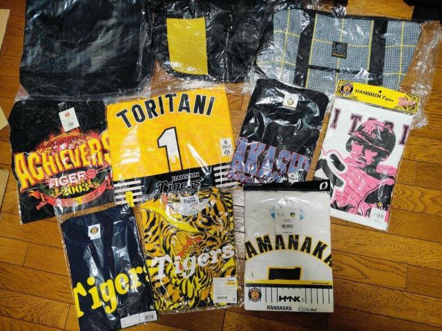 阪神タイガース 阪神 タイガース Tigers 応援 グッズ ユニフォーム まとめ売り < レジャー/スポーツ  阪神タイガース 阪神 タイガース Tigers 応援 グッズ ユニフォーム まとめ売り < レジャー/スポーツの