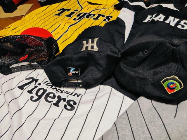 阪神タイガース 阪神 タイガース Tigers 応援 グッズ ユニフォーム まとめ売り < レジャー/スポーツ  阪神タイガース 阪神 タイガース Tigers 応援 グッズ ユニフォーム まとめ売り < レジャー/スポーツの