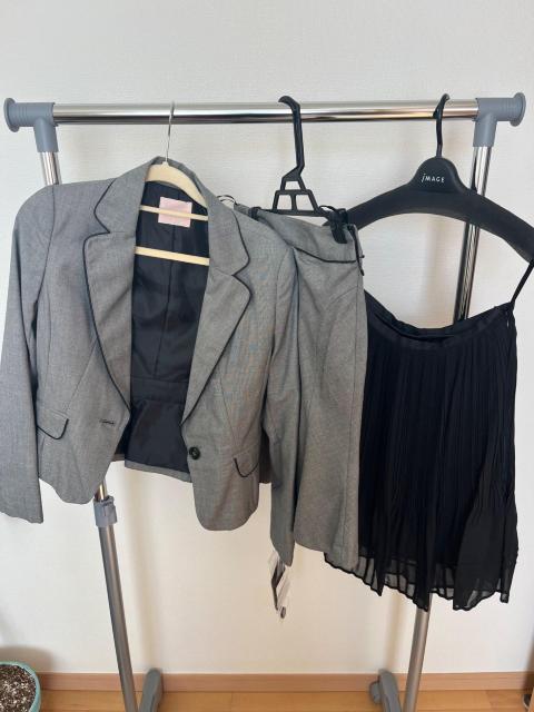 グレー ジャケット&スカート2点セット 黒プリーツスカート付 レディース 9号 フォーマル オフィスカジュアル < 女性ファッション グレー ジャケット&スカート2点セット 黒プリーツスカート付 レディース 9号 フォーマル オフィスカジュアル < 女性ファッションの