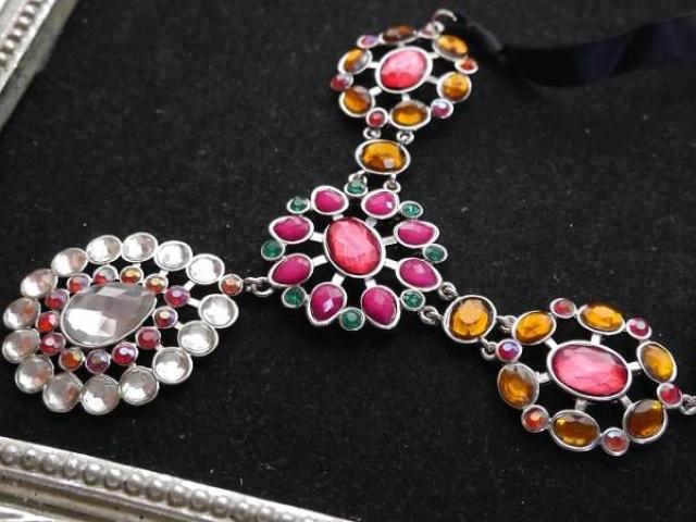 新品アンティーク調マルチカラーストーンチョーカーネックレス < 女性アクセサリー/時計  新品アンティーク調マルチカラーストーンチョーカーネックレス < 女性アクセサリー/時計の