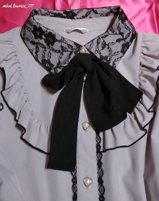 マジョレッティ サテン リボン結び 肩レーシーフリル切り替え ブラウス < 女性ファッション マジョレッティ サテン リボン結び 肩レーシーフリル切り替え ブラウス < 女性ファッションの