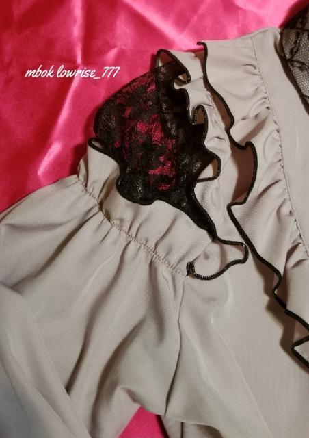 マジョレッティ サテン リボン結び 肩レーシーフリル切り替え ブラウス < 女性ファッション マジョレッティ サテン リボン結び 肩レーシーフリル切り替え ブラウス < 女性ファッションの