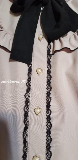 マジョレッティ サテン リボン結び 肩レーシーフリル切り替え ブラウス < 女性ファッション マジョレッティ サテン リボン結び 肩レーシーフリル切り替え ブラウス < 女性ファッションの