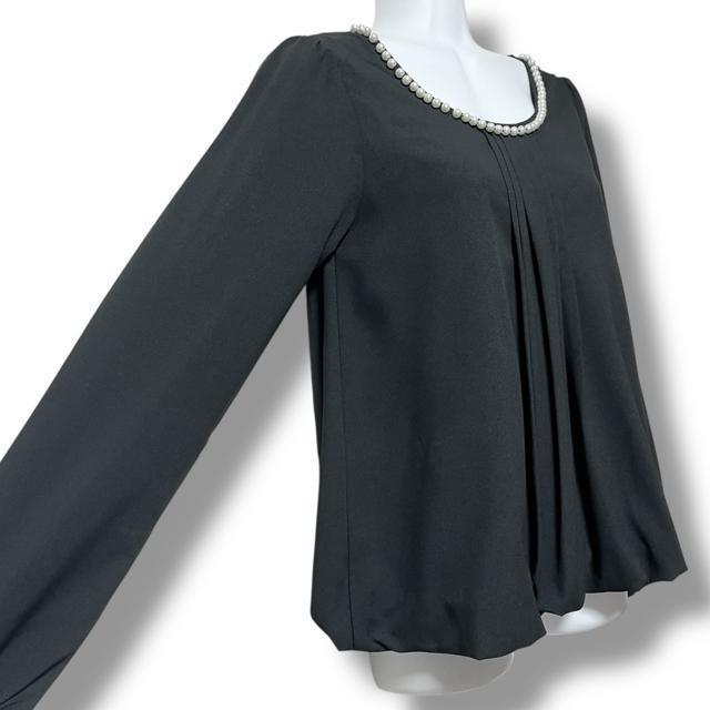 【新品】首元パール付バルーンシルエットブラウス < 女性ファッション  【新品】首元パール付バルーンシルエットブラウス < 女性ファッションの