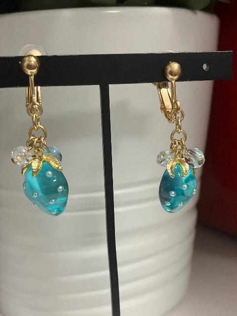 ハンドメイド 半立体のいちごのチャームを使用したイヤリング ブルー < 女性ファッション  ハンドメイド 半立体のいちごのチャームを使用したイヤリング ブルー  < 女性ファッションの