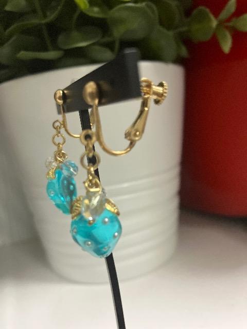 ハンドメイド 半立体のいちごのチャームを使用したイヤリング ブルー < 女性ファッション  ハンドメイド 半立体のいちごのチャームを使用したイヤリング ブルー < 女性ファッションの
