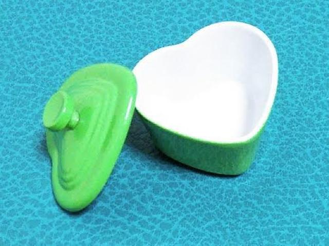 ミニチュア★ハート型★鍋★ル・クルーゼ風★蓋も開きます♪キッチンツール★調理器具★グリーン★色違い4色★金属製★ドールハウスに★ < おもちゃ ミニチュア★ハート型★鍋★ル・クルーゼ風★蓋も開きます♪キッチンツール★調理器具★グリーン★色違い4色★金属製★ドールハウスに★ < おもちゃの