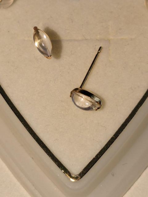 ムーンストーンのピアス新品K18 < 女性アクセサリー/時計  ムーンストーンのピアス新品K18 < 女性アクセサリー/時計の