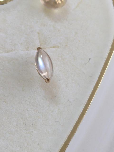 ムーンストーンのピアス新品K18 < 女性アクセサリー/時計  ムーンストーンのピアス新品K18 < 女性アクセサリー/時計の