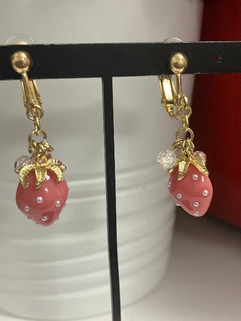 ハンドメイド 半立体のいちごのチャームを使用したイヤリング ピンク < 女性ファッション  ハンドメイド 半立体のいちごのチャームを使用したイヤリング ピンク  < 女性ファッションの