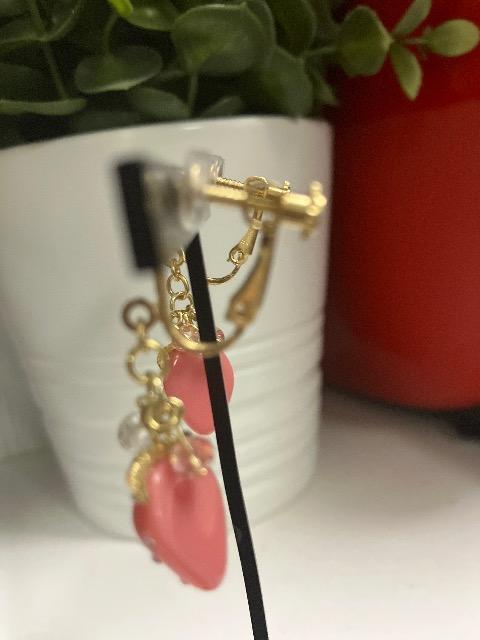 ハンドメイド 半立体のいちごのチャームを使用したイヤリング ピンク < 女性ファッション  ハンドメイド 半立体のいちごのチャームを使用したイヤリング ピンク < 女性ファッションの