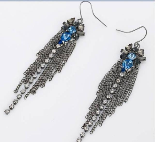 新品 charming CHARLIE アンティーク調ゆらゆらタッセルストーンドレスピアス < 女性アクセサリー/時計 新品 charming CHARLIE アンティーク調ゆらゆらタッセルストーンドレスピアス < 女性アクセサリー/時計の