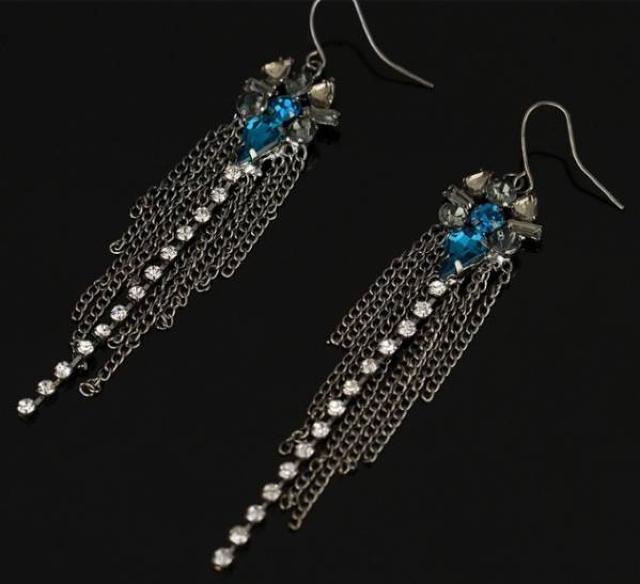 新品 charming CHARLIE アンティーク調ゆらゆらタッセルストーンドレスピアス < 女性アクセサリー/時計 新品 charming CHARLIE アンティーク調ゆらゆらタッセルストーンドレスピアス < 女性アクセサリー/時計の