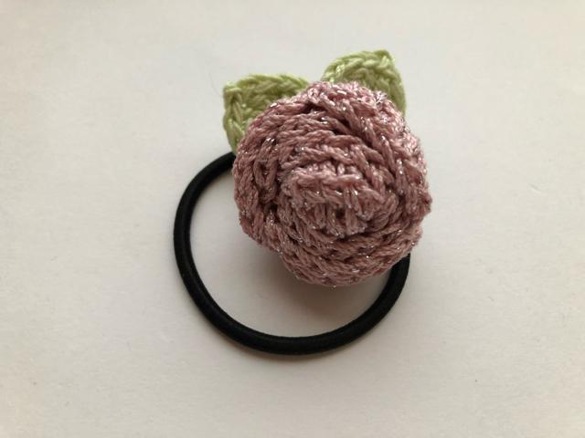 ハンドメイド ヘアゴム ブローチ 巻き巻き薔薇♪ ピンクラメ < 女性ファッション  ハンドメイド ヘアゴム ブローチ 巻き巻き薔薇♪ ピンクラメ  < 女性ファッションの