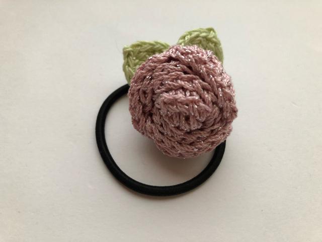 ハンドメイド ヘアゴム ブローチ 巻き巻き薔薇♪ ピンクラメ < 女性ファッション  ハンドメイド ヘアゴム ブローチ 巻き巻き薔薇♪ ピンクラメ < 女性ファッションの