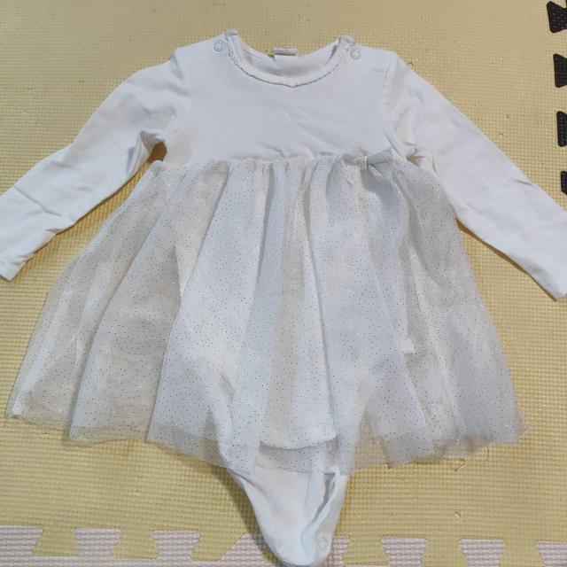 H&M ベビー ワンピース 74サイズ ホワイト < キッズ/ベビー H&M ベビー ワンピース 74サイズ ホワイト < キッズ/ベビーの