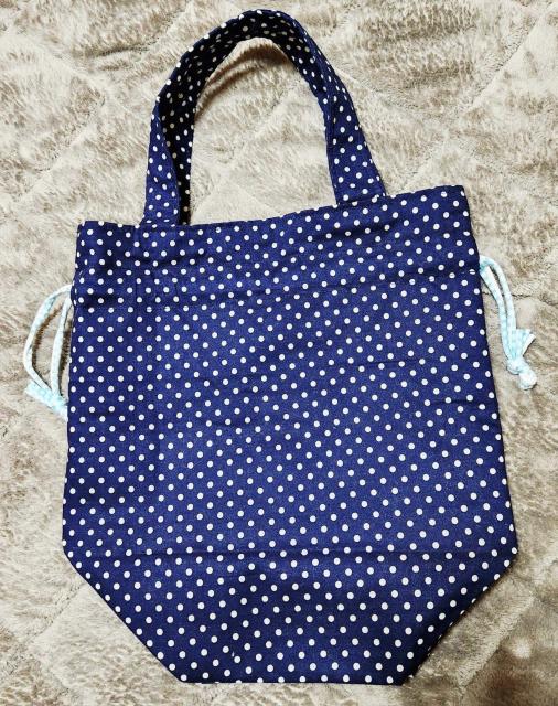 紺色生地に白色水玉模様の巾着バックの裏に薄グリン色の生地を使い巾着用のひもに白色と水色模様の のびのあるひもを付けました。 < ペット/手芸/園芸 紺色生地に白色水玉模様の巾着バックの裏に薄グリン色の生地を使い巾着用のひもに白色と水色模様の のびのあるひもを付けました。 < ペット/手芸/園芸の