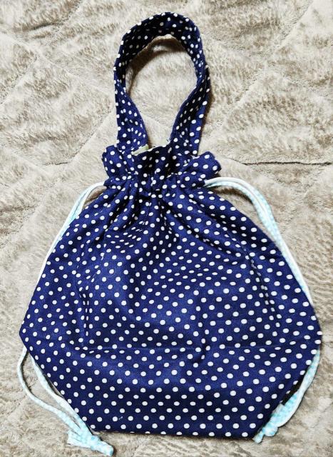 紺色生地に白色水玉模様の巾着バックの裏に薄グリン色の生地を使い巾着用のひもに白色と水色模様の のびのあるひもを付けました。 < ペット/手芸/園芸 紺色生地に白色水玉模様の巾着バックの裏に薄グリン色の生地を使い巾着用のひもに白色と水色模様の のびのあるひもを付けました。 < ペット/手芸/園芸の