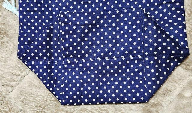 紺色生地に白色水玉模様の巾着バックの裏に薄グリン色の生地を使い巾着用のひもに白色と水色模様の のびのあるひもを付けました。 < ペット/手芸/園芸 紺色生地に白色水玉模様の巾着バックの裏に薄グリン色の生地を使い巾着用のひもに白色と水色模様の のびのあるひもを付けました。 < ペット/手芸/園芸の