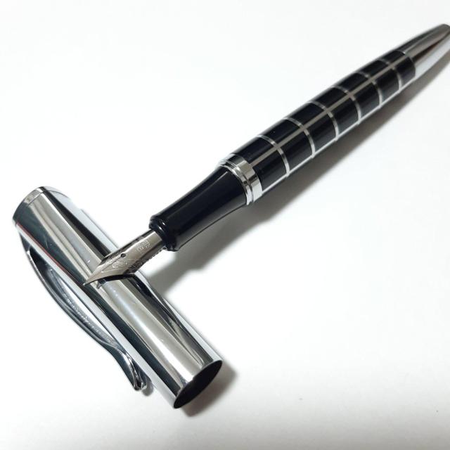 新品 激渋 万年筆 シンプル 執筆 筆記用具 憧れ ペン 黒 銀 デザイン  < インテリア/ライフ  新品 激渋 万年筆 シンプル 執筆 筆記用具 憧れ ペン 黒 銀 デザイン  < インテリア/ライフの