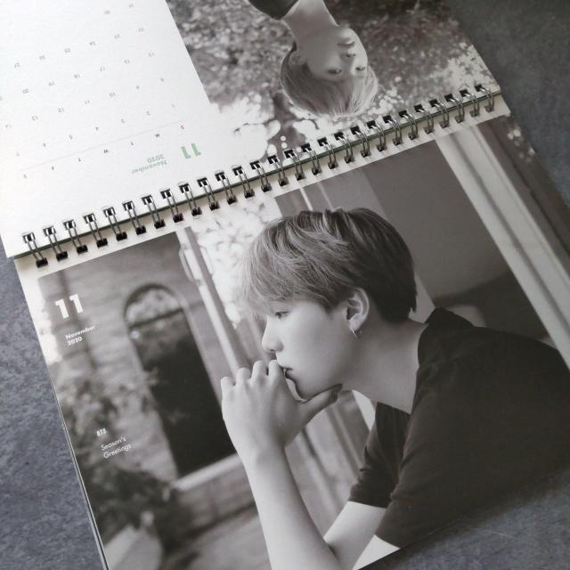 【訳あり】【完全限定品】「BTS 2020 SEASON'S GREETINGS」カレンダー2点 < タレントグッズ  【訳あり】【完全限定品】「BTS 2020 SEASON'S GREETINGS」カレンダー2点 < タレントグッズの